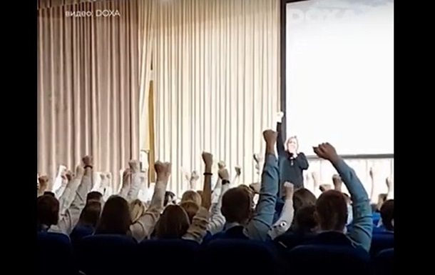 In a Russian city, students were forced to zigzag