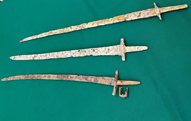 Возвращение украденных экспонатов: скифские мечи уже везут в Украину