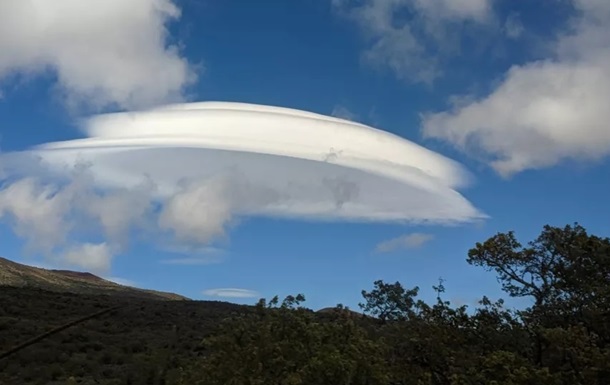 UFO-shaped clouds spotted in the sky in Hawaii