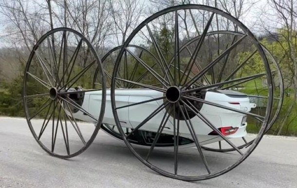 На Tesla встановили величезні колеса від диліжанса