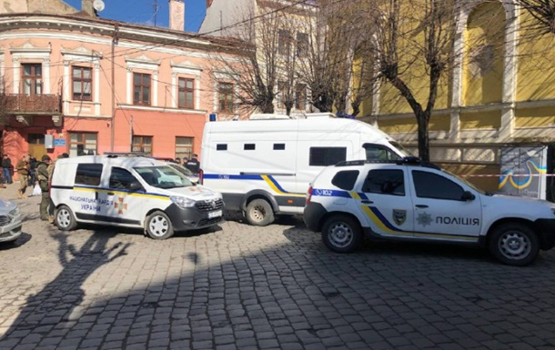 В Черновцах мужчина угрожал взорвать себя гранатой в здании суда - СМИ