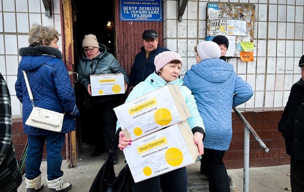 Волонтери привезли продукти у прифронтове Селидове