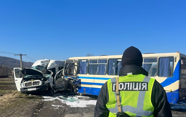 Під Івано-Франківськом зіткнулися два автобуси: є жертва