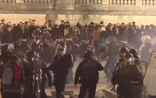 Масові протести у Франції: чи втримається уряд