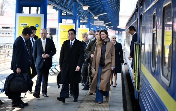 Премьер-министр Японии прибыл в Киев