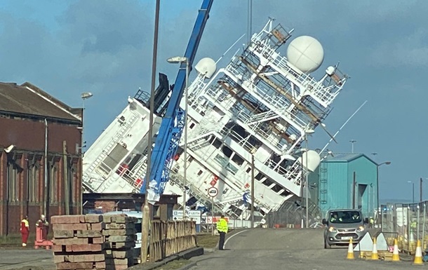 У порту Единбурга судно завалилося на бік