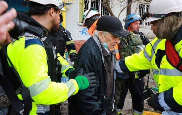 Поліція опублікувала відео перших хвилин порятунку людей у Запоріжжі