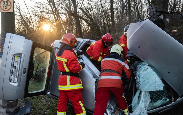 У Києві автомобіль врізався у дерево: водій загинув
