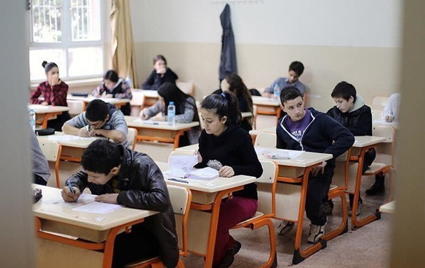 В нескольких провинциях Турции впервые после землетрясений открылись школы