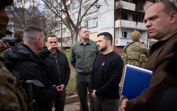 Зеленский осмотрел поврежденные дома в Запорожье