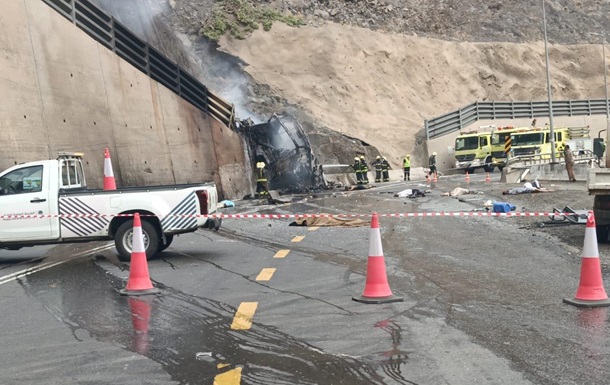Bus crashes into bridge in Saudi Arabia, killing 20