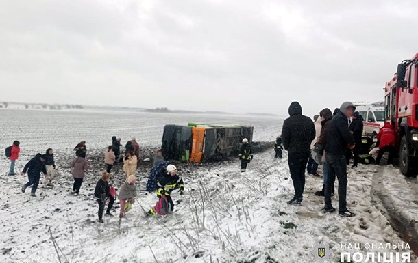ДТП з автобусом у Хмельницькій області: 18 людей потрапили до лікарні