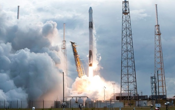 SpaceX запустила 10 військових супутників