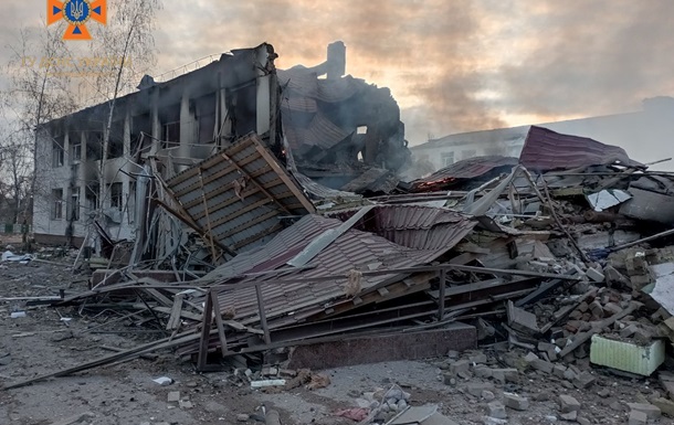 Авіаудар по Запорізькій області: зруйновано гімназію, виникла пожежа