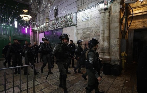 Израильская полиция задержала 350 человек в мечети Аль-Акса