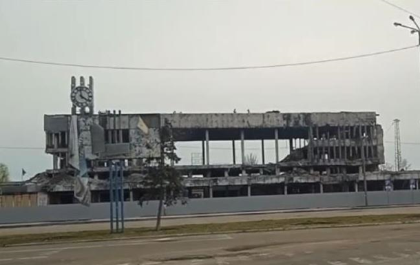 У Маріуполі окупанти демонтують залізничний вокзал
