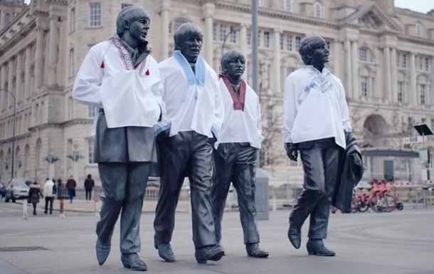 У Ліверпулі пам ятник The Beatles одягли у вишиванки