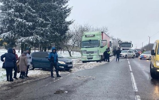 На Львівщині автомобіль збив матір із чотирирічною дитиною, хлопчик загинув