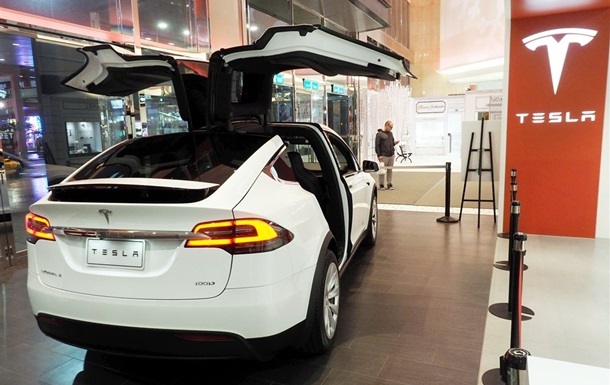 Tesla вп яте за рік знизила ціни на свої електромобілі