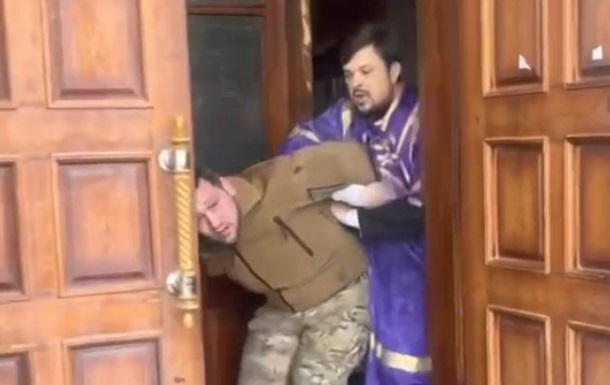Священника УПЦ МП, який побив військового, оголосили у розшук