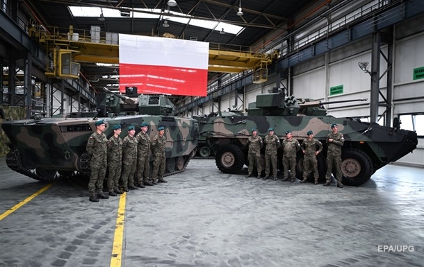 Польша передаст Украине сотни БТР Rosomak