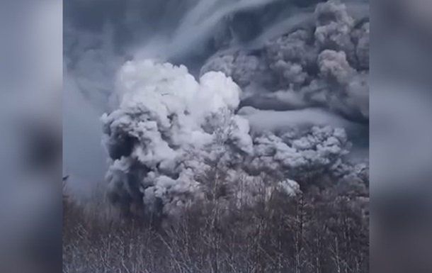 У РФ відбулося потужне виверження вулкана