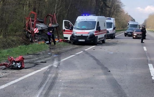 На Львівщині внаслідок потрійної ДТП загинув водій, є постраждалі