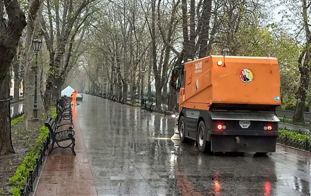Непогода в Одессе: подтоплена одна из площадей 