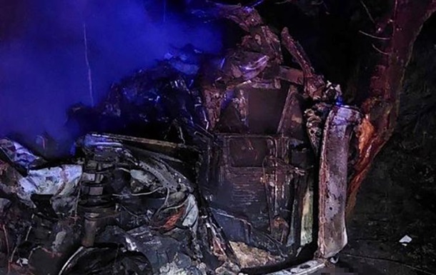 На Миколаївщині авто в їхало в дерева, загинули троє людей