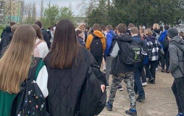 Соцсети: В Крыму заявили о  минировании всех школ 