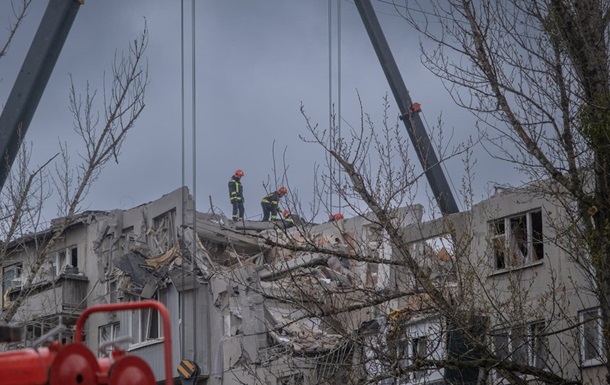 Удар по Слов янську: під завалами ще є люди