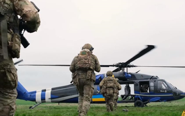 У ГУР показали тренування військових на американському гелікоптері Black Hawk