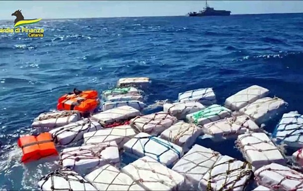 Two tons of cocaine worth more than 400 million euros were found on the coast of Sicily