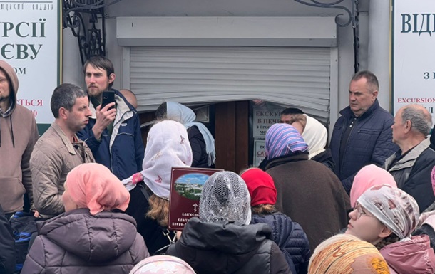 UOC-MP patrons break down the shutters on the Lavra building sealed by the Ministry of Culture