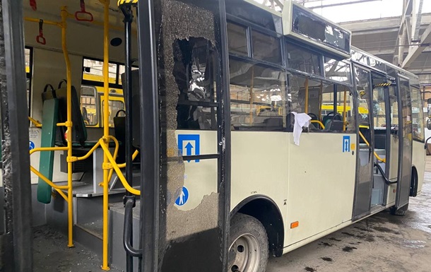 Военные РФ обстреляли автобусный парк в Херсоне