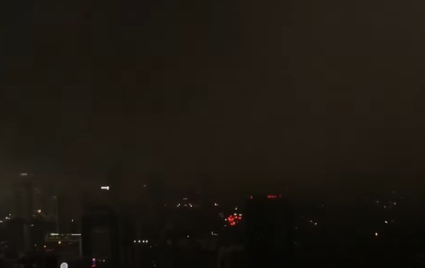Стамбул окутали гигантские валовые облака