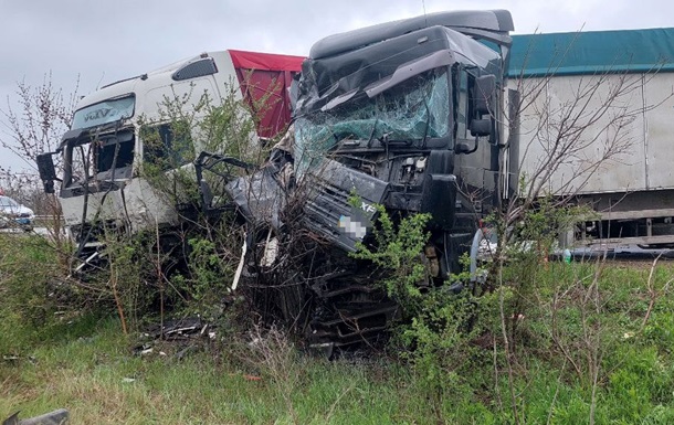 Под Одессой столкнулись три грузовика: есть пострадавшие
