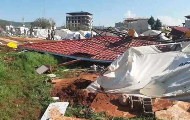 Ураган снес палатки пострадавших от землетрясения людей в Турции