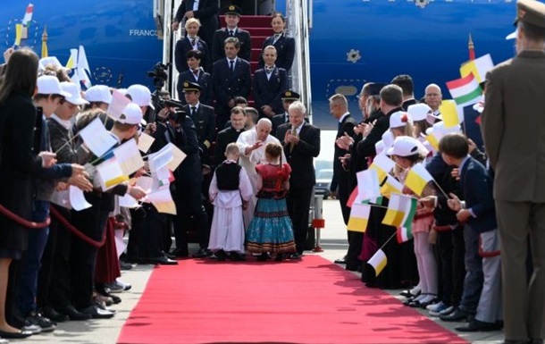 Папа Римський Франциск прибув з візитом до Угорщини