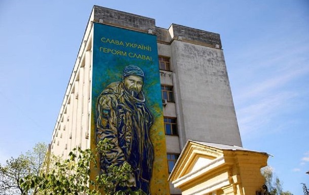 У Києві з’явився мурал на честь страченого за слова  Слава Україні  бійця
