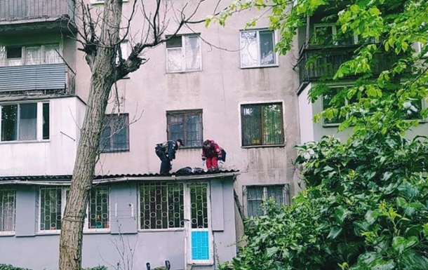 В Одесі літня жінка впала з п`ятого поверху