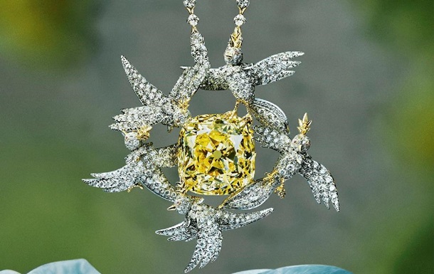 Tiffany yellow diamond changed the setting for the fifth time