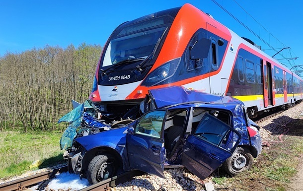 У Польщі поїзд врізався в авто: серед загиблих є дитина