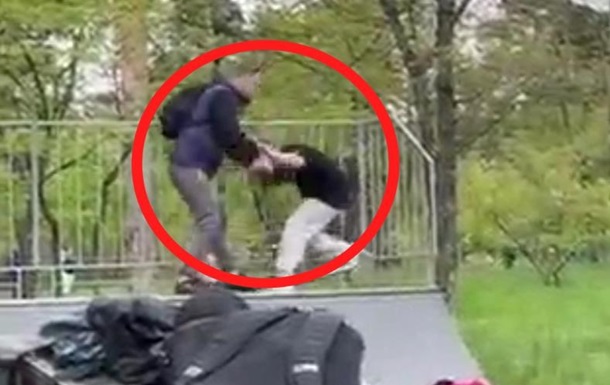 In Kyiv, a man beat two teenagers in the park