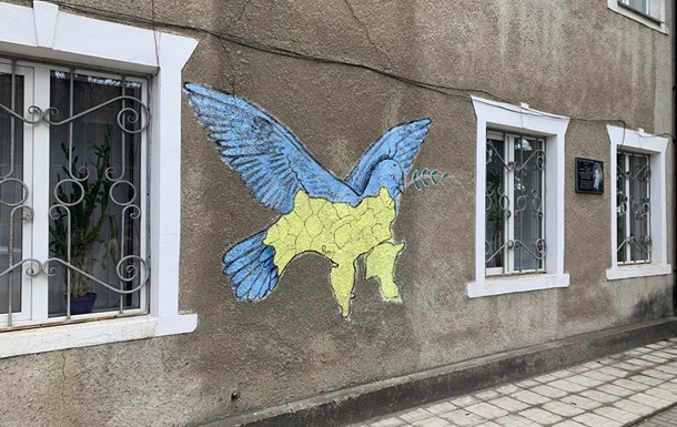 У Москві шукали жовто-синього голуба з міною-пелюсткою в кігтях - соцмережі
