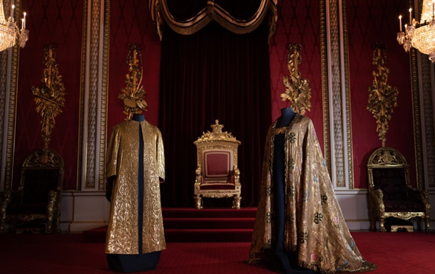Букінгемський палац показав коронаційну мантію Чарльза III