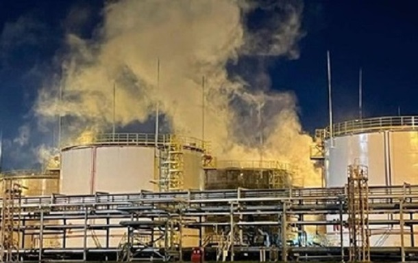 В РФ сообщили о новом пожаре на нефтезаводе из-за  попадания БПЛА 