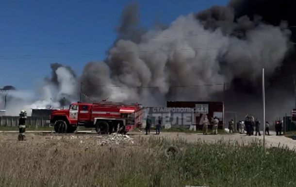 В російському Ставрополі біля заводу спалахнули бочки з мазутом