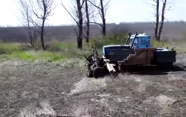 Беспилотный трактор. Как в Украине засевают заминированные поля