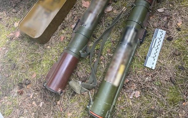 На Житомирщині затримали працівника військкомату, який торгував зброєю
